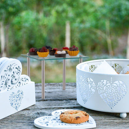 Stackable cake stand in a set of 3