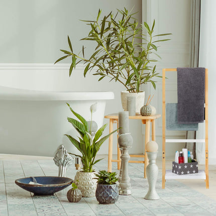 Standing towel rack