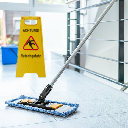 Stand-up display for slip hazard in a set of 2