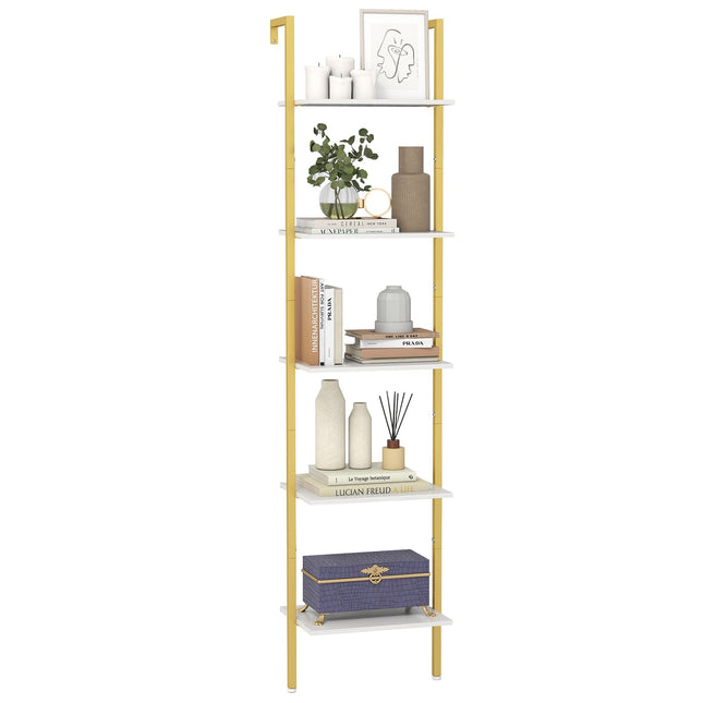 Wandgemonteerde boekenplank met 5 planken in laddervorm en metalen frame.