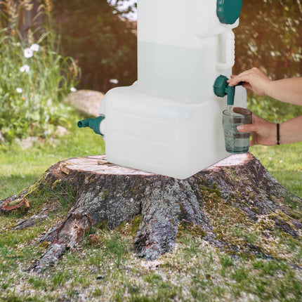 Water tank with faucet