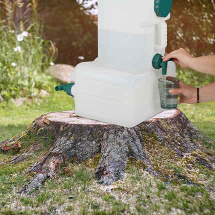 Water tank with faucet