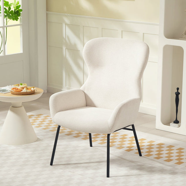 Wingback stoel, hoge rugleuning, dik kussen, stalen poten, crème