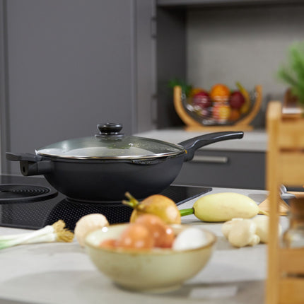Wok with lid