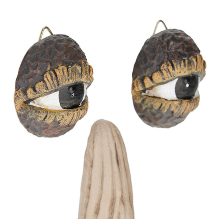 Wooden face with resting gesture
