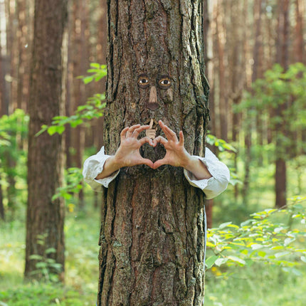 Wooden face with resting gesture